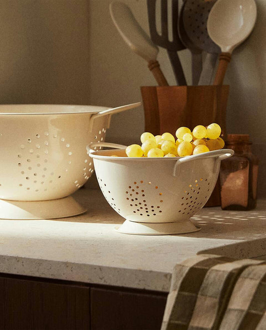 LACQUERED COLANDER