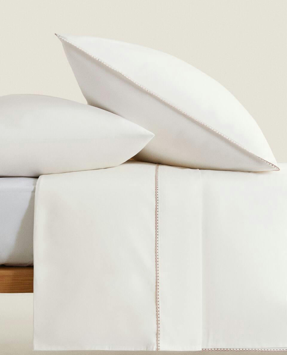 FITTED SHEET WITH TOPSTITCHING